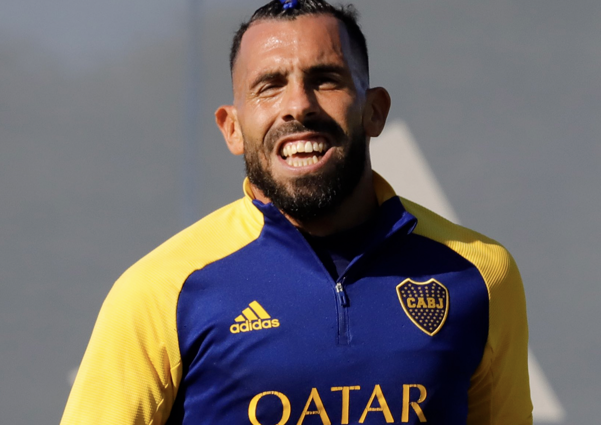 Carlos Tevez anuncia oficialmente su retiro