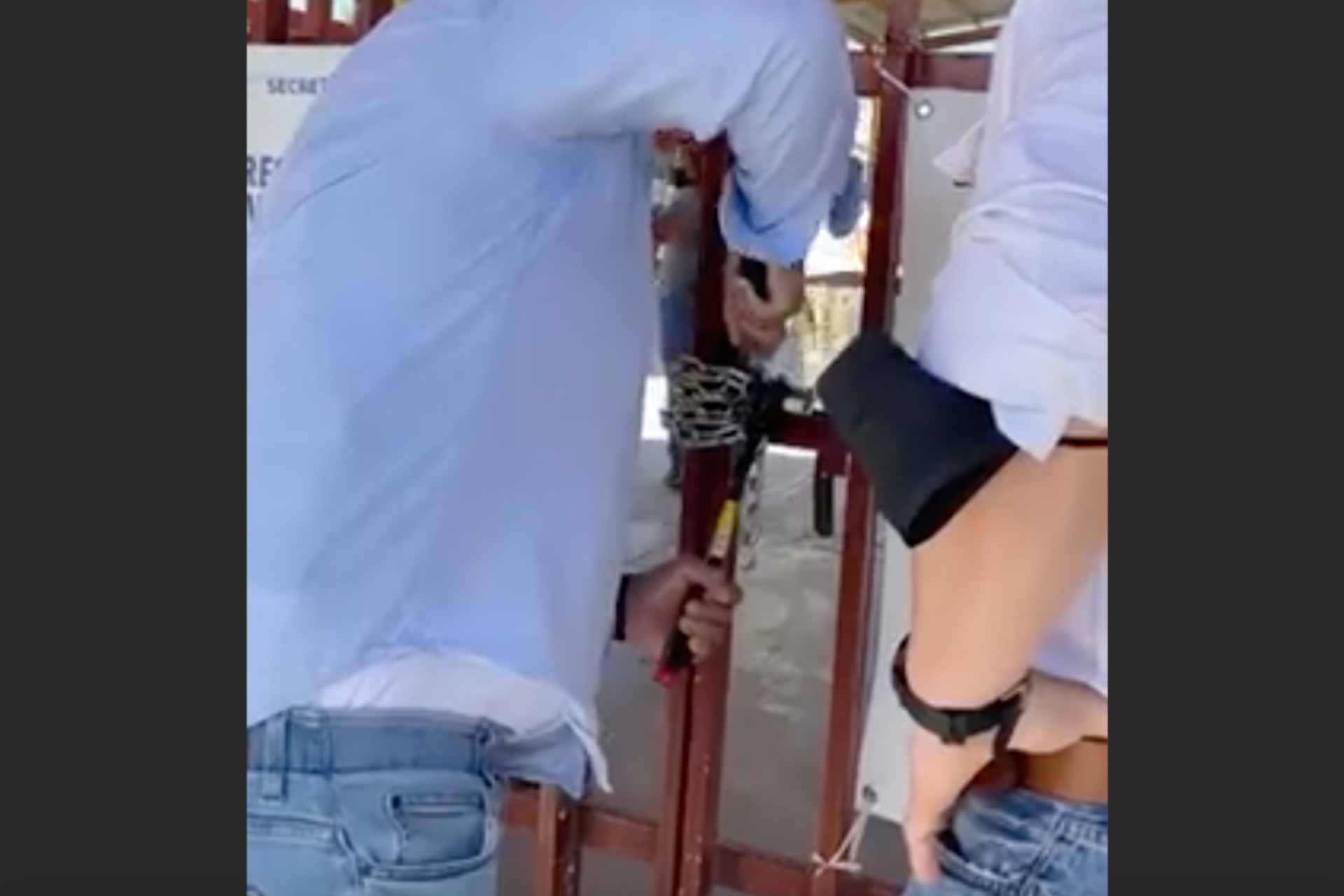 Hombres cierran casilla con candado y tiran ponchallantas en Reynosa, Tamaulipas