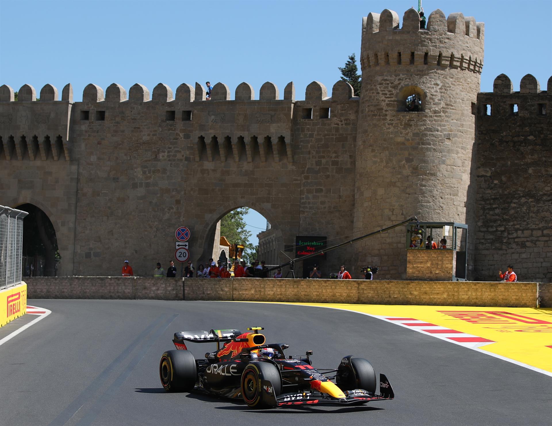 ‘Checo’ Pérez domina primer entrenamiento libre en Baku ‘Checo’ Pérez domina primer entrenamiento libre en Baku
