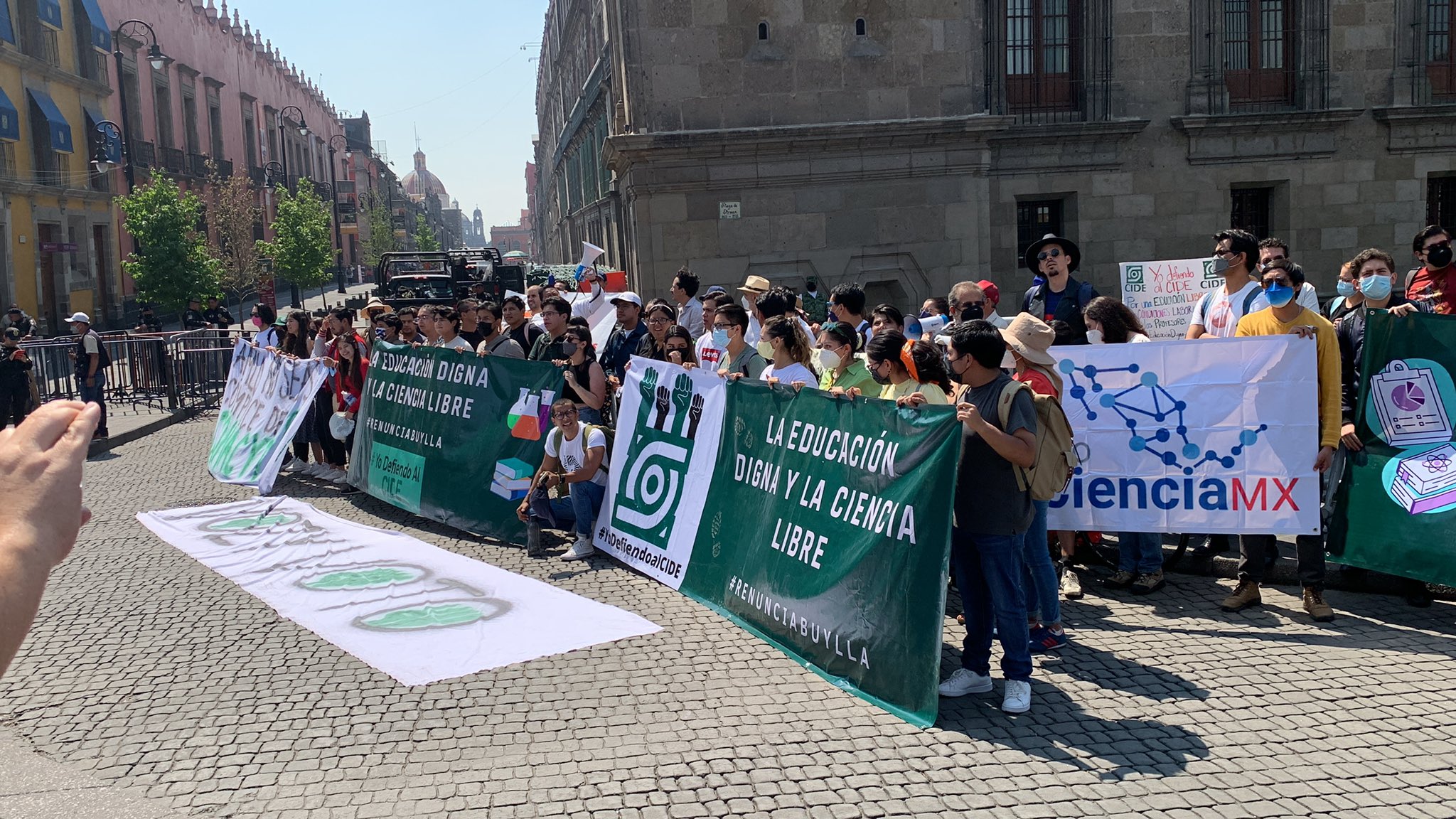 #Video Alumnos del CIDE realizan marcha a Palacio Nacional #Video Alumnos del CIDE realizan marcha a Palacio Nacional