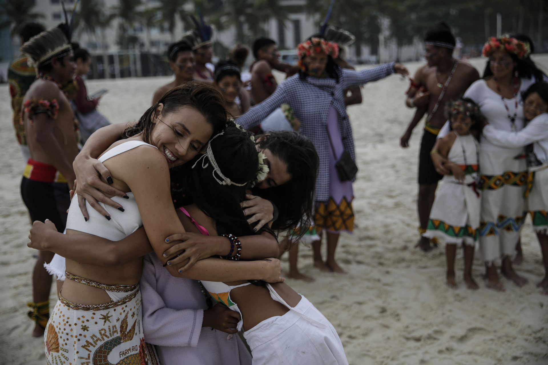 Con gigantesco abrazo al mar Brasil conmemora el Día de los Océanos