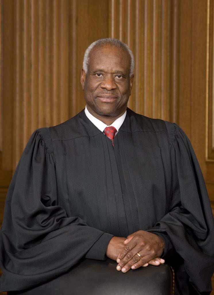 Un juez del Supremo de EE.UU. sugiere que vacuna contra COVID-19 usa "niños abortados" - clarence-thomas-745x1024