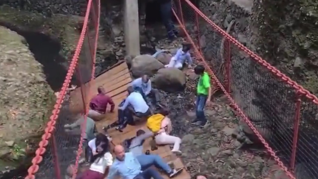 #Video Colapsa puente colgante en parque de Cuernavaca; alcalde y su esposa, entre los lesionados #Video Colapsa puente colgante en parque de Cuernavaca; alcalde y su esposa, entre los lesionados