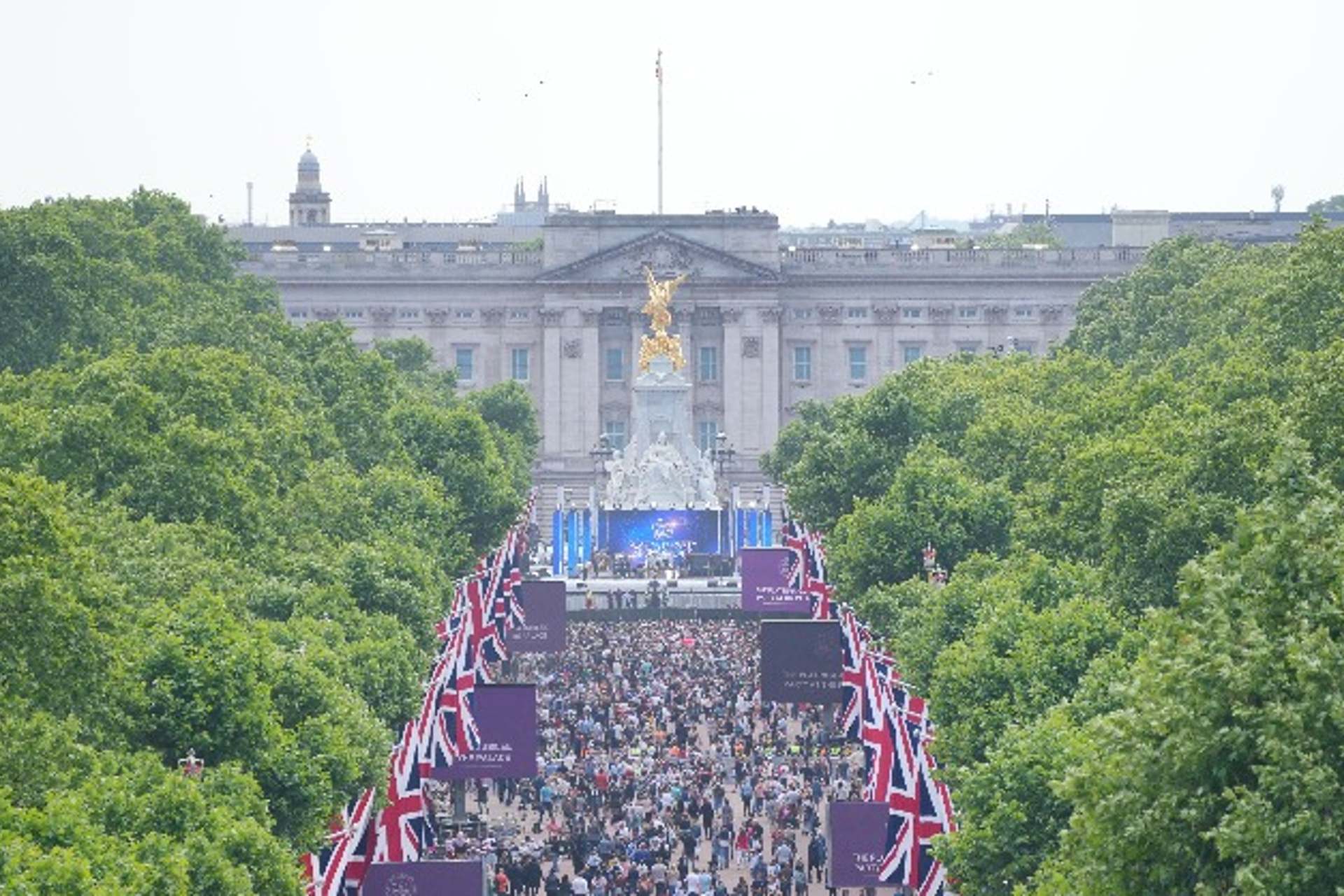 Más de 20 mil personas ante el palacio de Buckingham para el concierto del Jubileo Más de 20 mil personas ante el palacio de Buckingham para el concierto del Jubileo