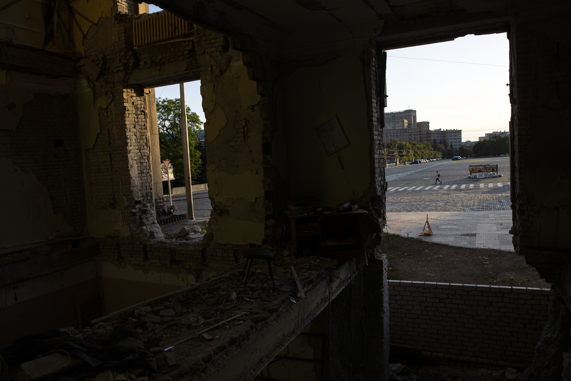 Escuelas, fábricas, iglesias: la artillería rusa es un trituradora en Járkov