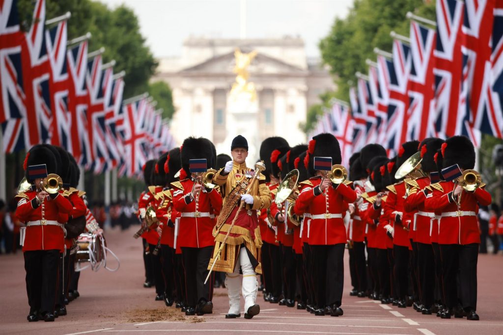 Reina Isabel sale al balcón del Palacio de Buckingham en inicio del Jubileo de Platino - desfile-militar-trooping-the-colour-1024x683