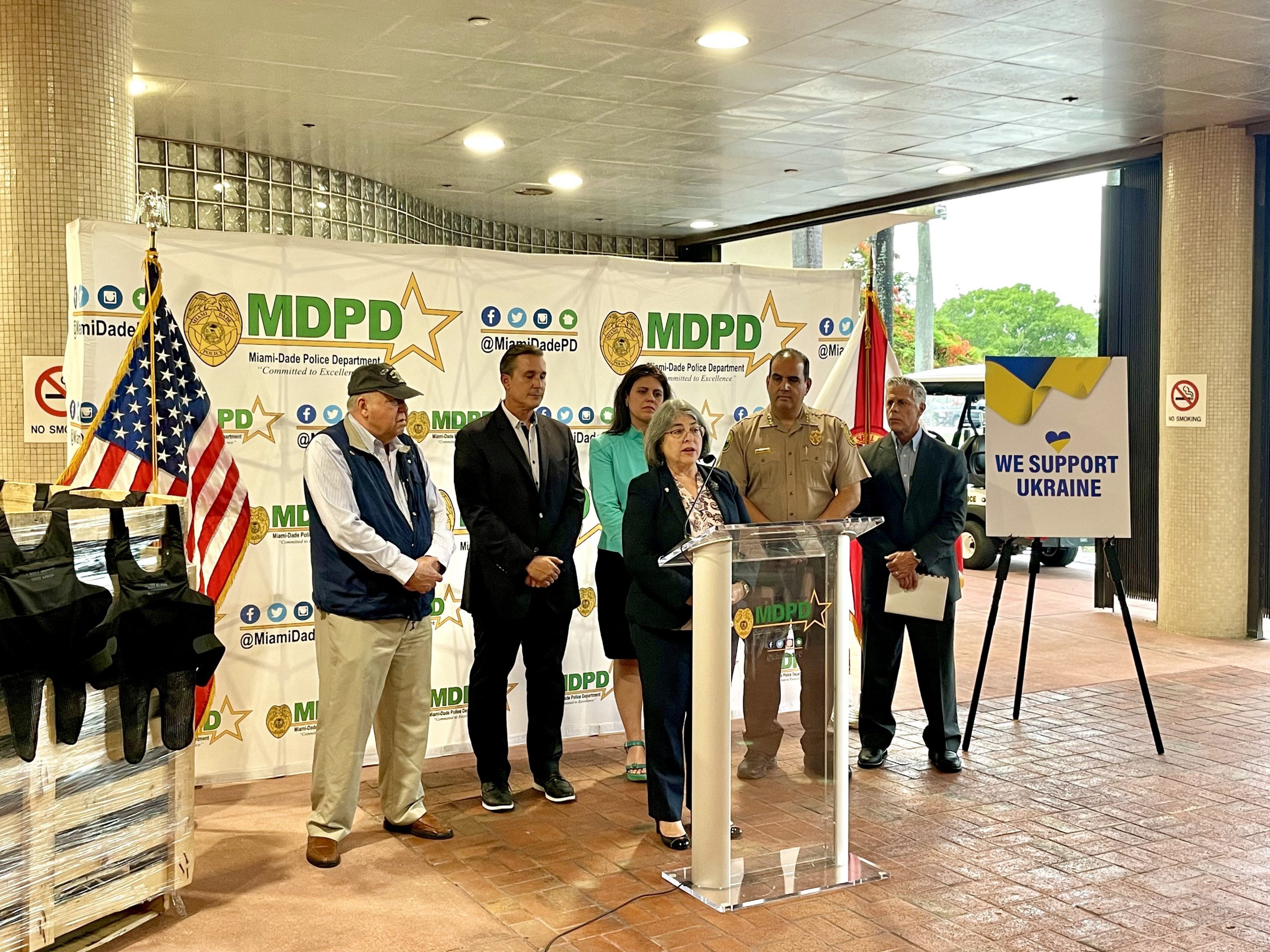 Policía de Miami-Dade dona chalecos antibalas a Ucrania