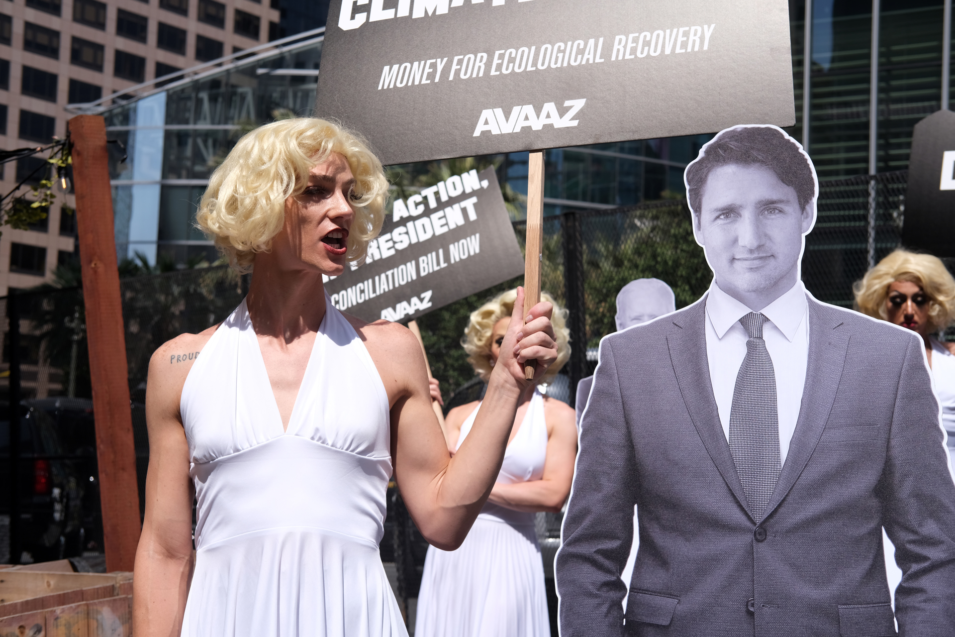 Drag queens vestidas de Marilyn Monroe le cantan a los presidentes americanos