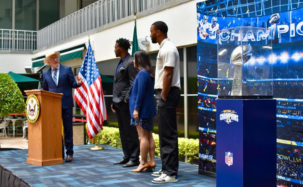 Ken Salazar asegura que 48 millones de mexicanos cuidan el futbol americano