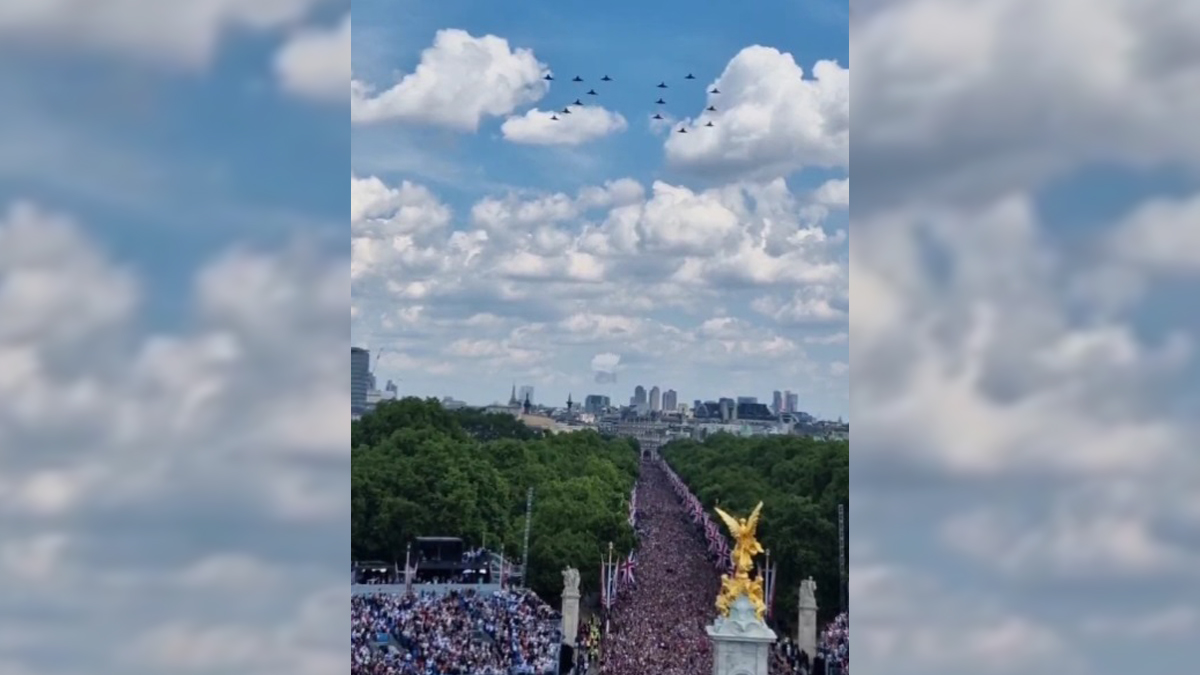 #Video Aviones militares honran los 70 años de reinado de Isabel II