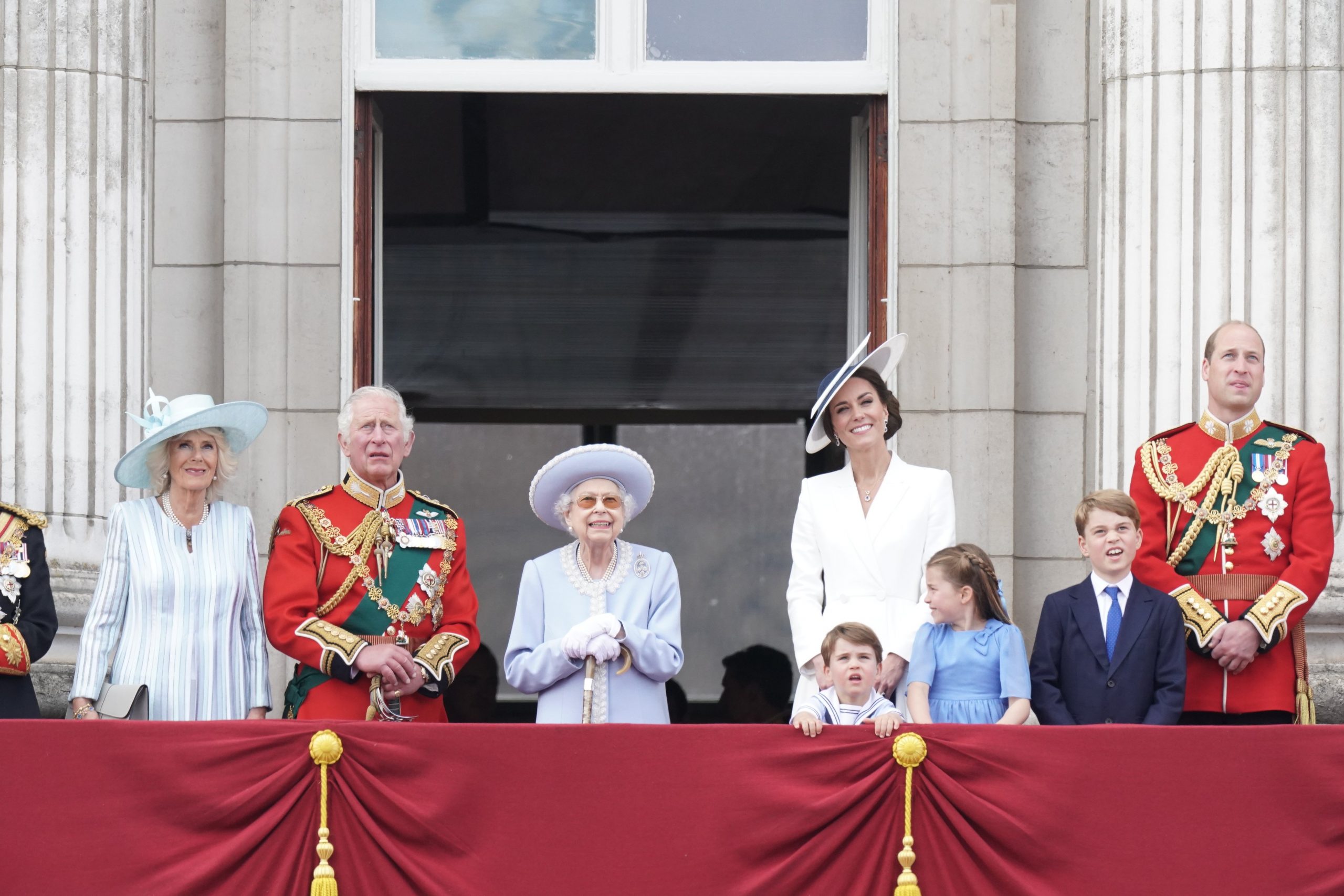 Familia real acompaña a Isabel II en el saludo en el balcón del palacio