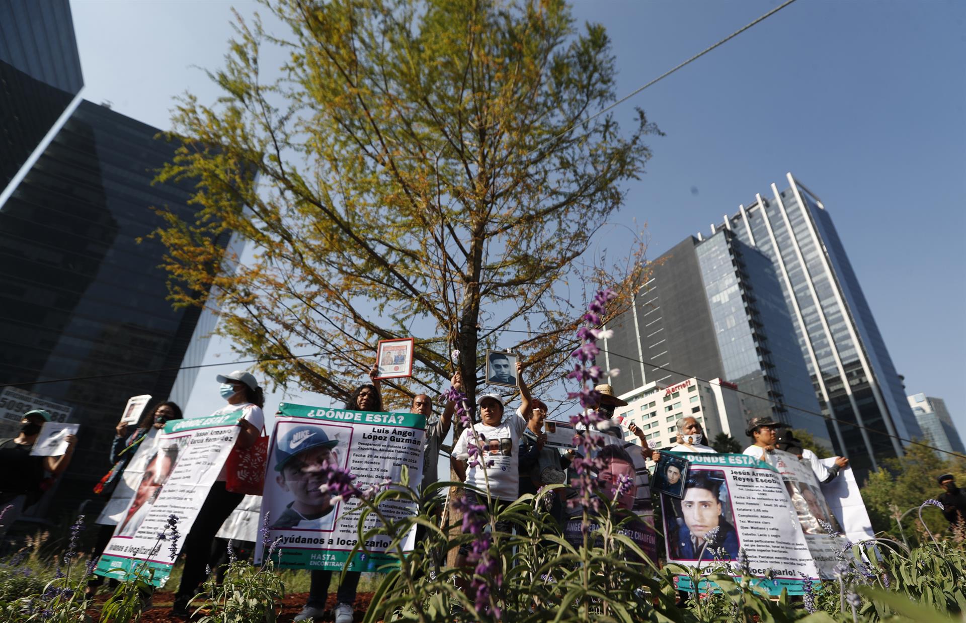Familias piden honrar a desaparecidos en Glorieta del Ahuehuete