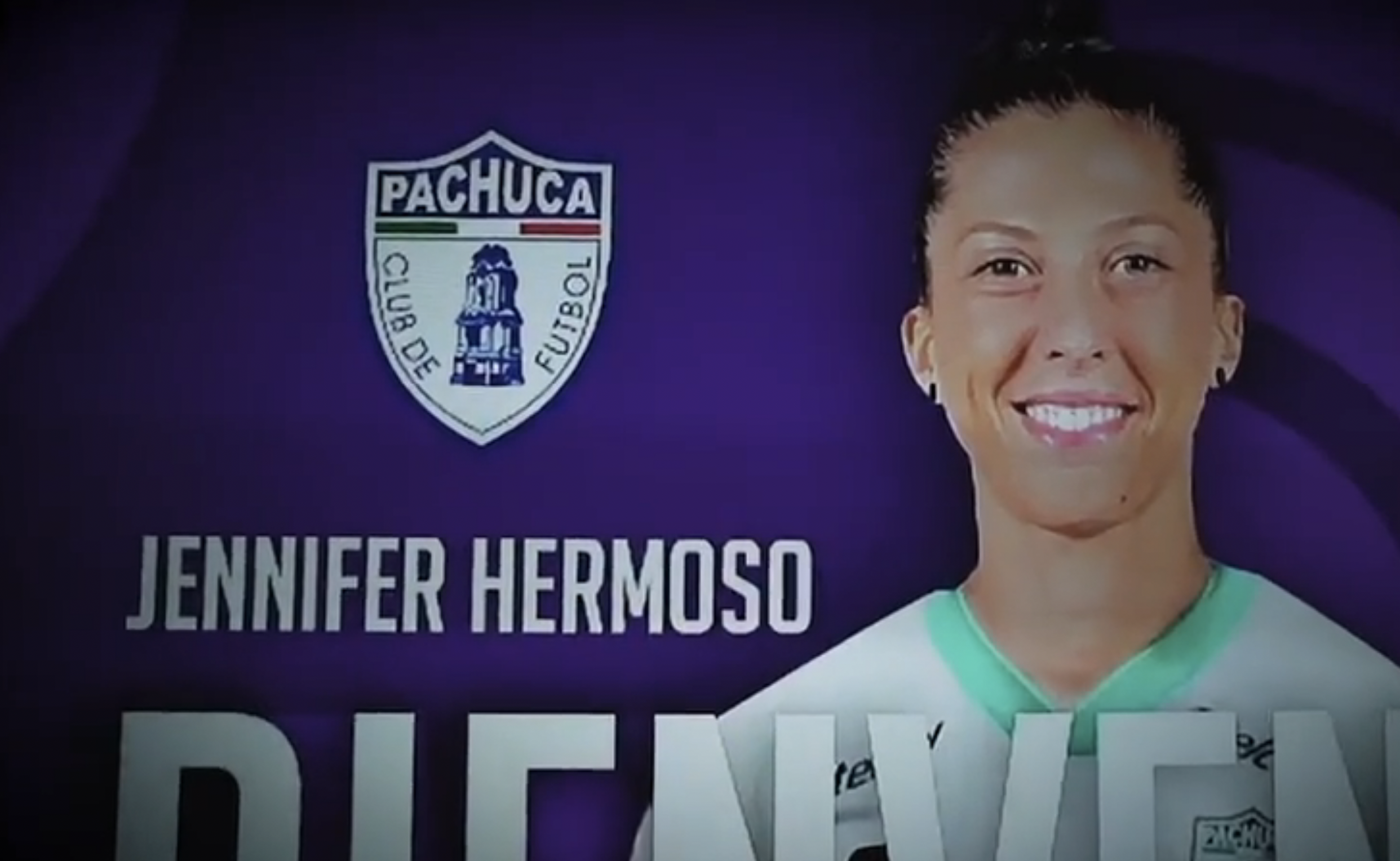 Jenni Hermoso llega a Pachuca; fanáticos la confunden con Piqué, Lewandowski y Messi