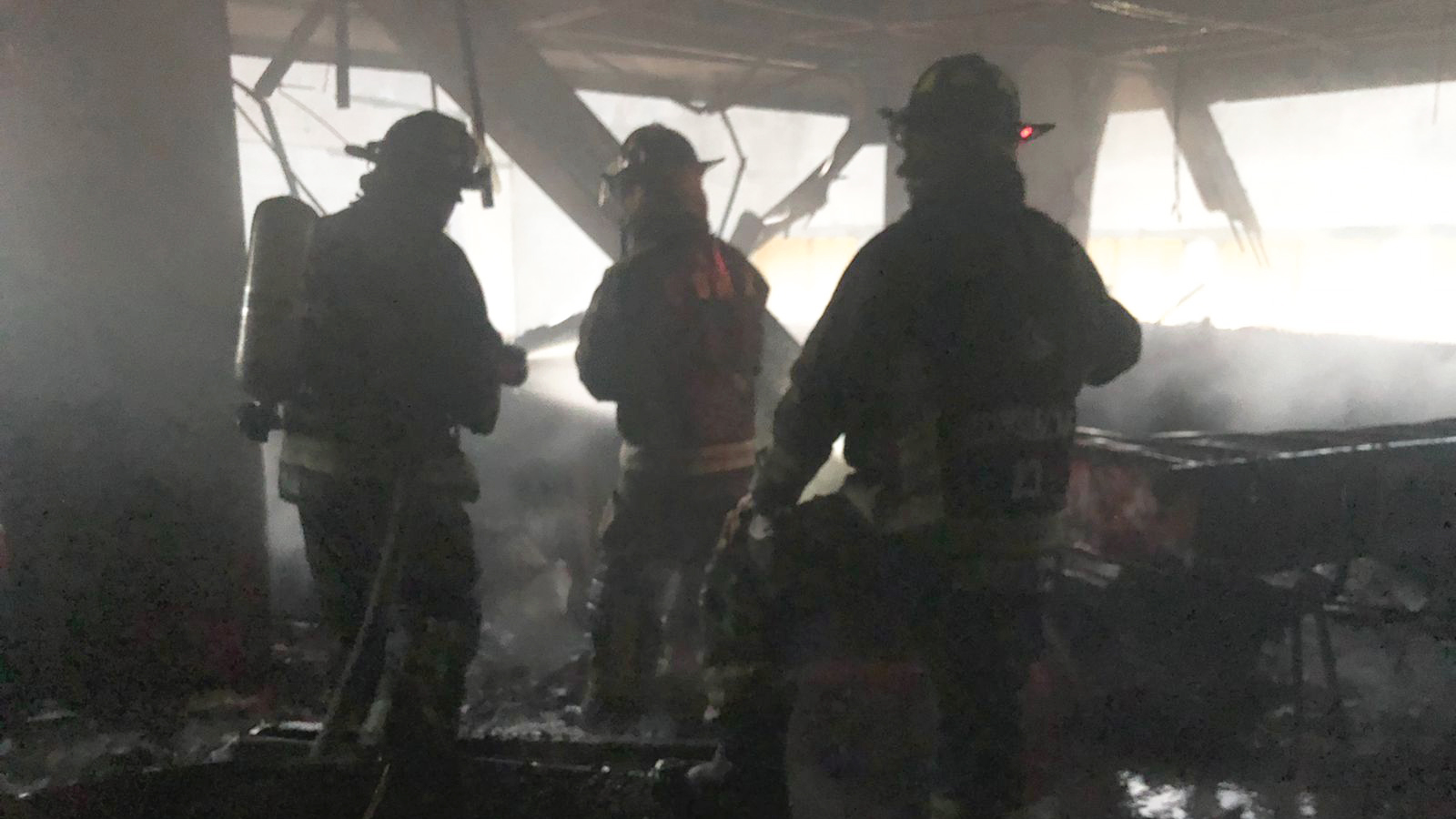 #Video Controlan incendio en edificio de la Secretaría de Obras CDMX y reabren Av. Universidad