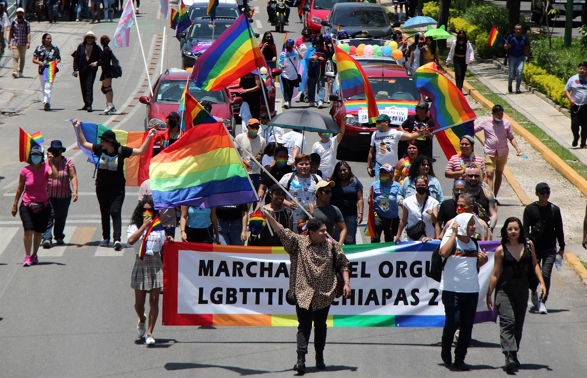 Miles marchan en defensa de la comunidad LGBT+ en Chiapas