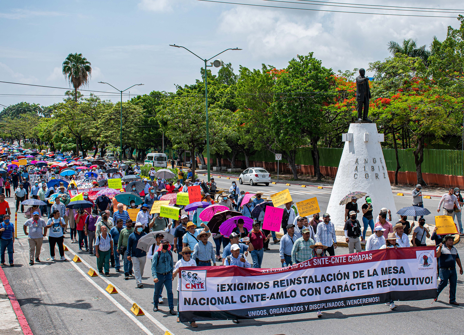 Maestros marchan en Chiapas contra reforma educativa