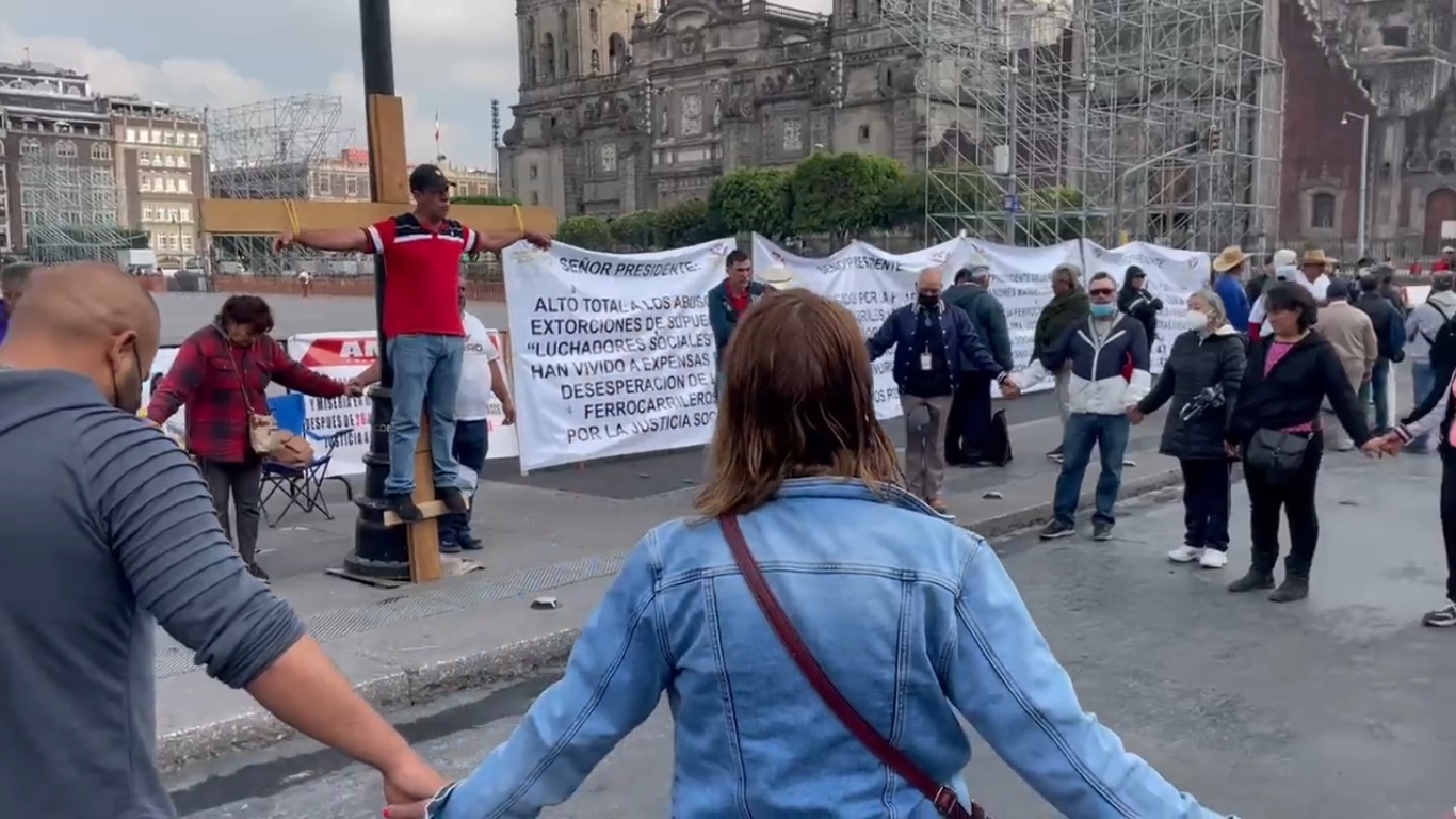 #Video Pensionados y jubilados se crucifican frente a Palacio Nacional #Video Pensionados y jubilados se crucifican frente a Palacio Nacional