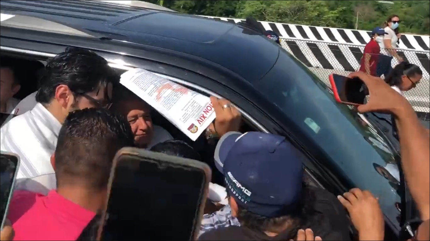 #Video Maestros interceptan a AMLO durante evento en Acapulco