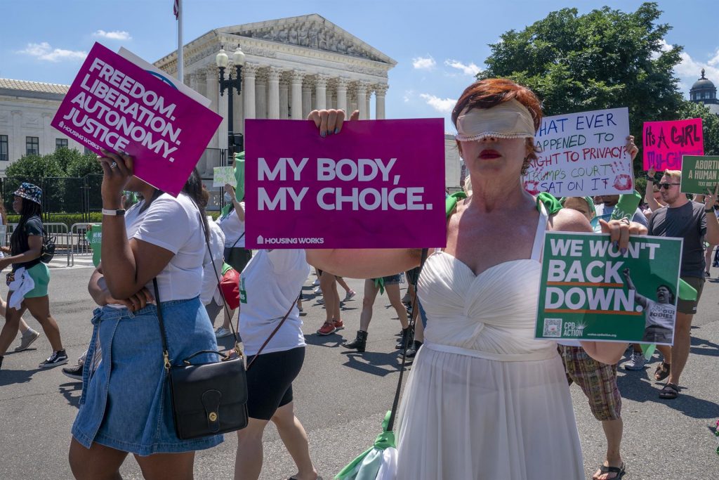 Biden responde a las críticas y da pasos para proteger el acceso al aborto - manifestacion-en-eeuu-en-favor-del-aborto-legal-y-seguro-1024x683