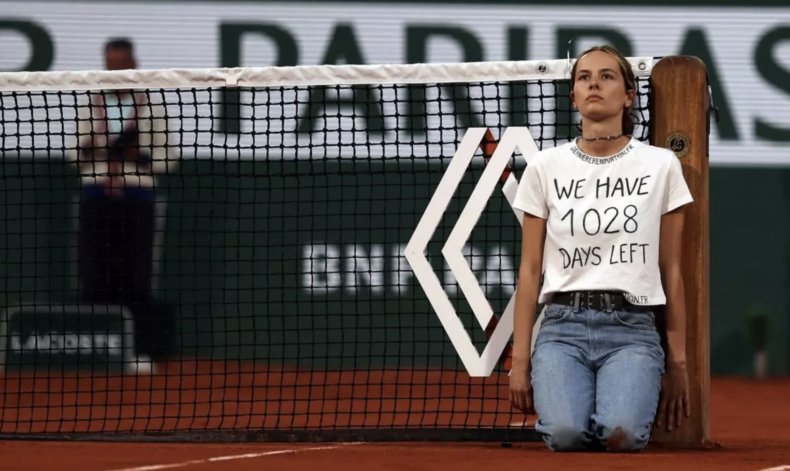 #Video Manifestante se encadena a red e interrumpe semifinal de Roland Garros