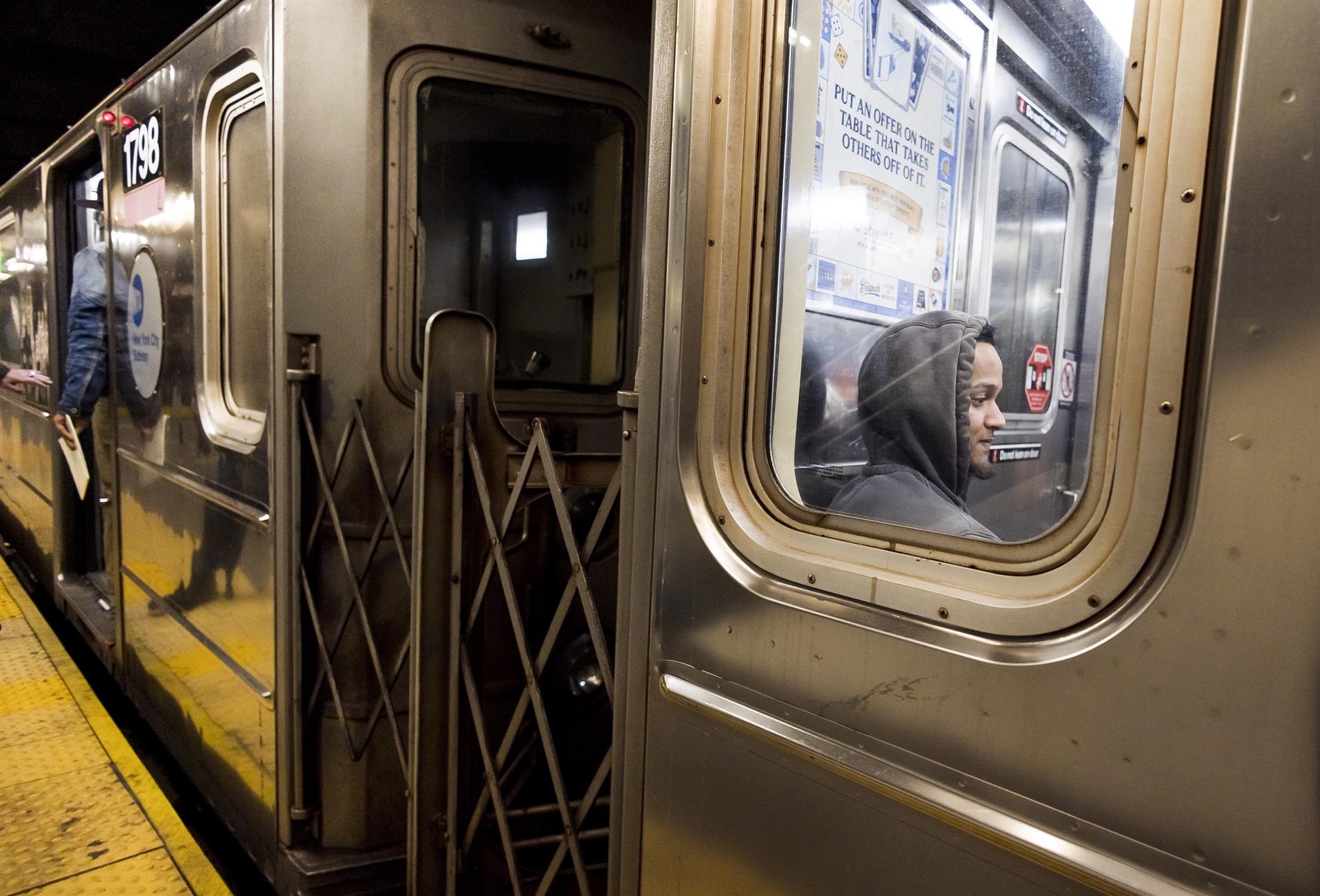 Hombre murió en metro de Nueva York tras atorarse su pantalón en puerta de vagón