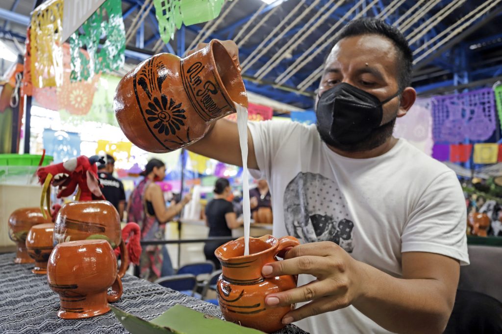 Mezcaleros de Puebla sufren alza en los precios de envases - mezcaleros-de-puebla-sufren-alza-en-los-precios-de-envases-1024x683
