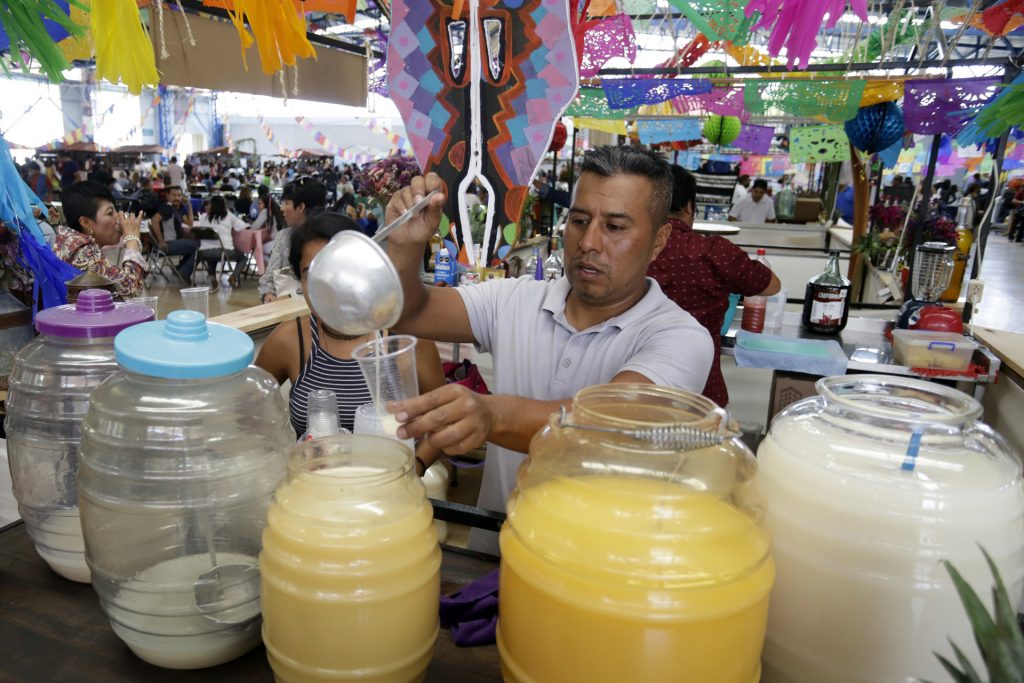 Mezcaleros de Puebla sufren alza en los precios de envases - mezcaleros-de-puebla-sufren-alza-en-los-precios-de-envases-2-1024x683