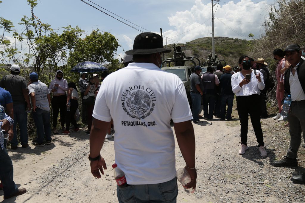 Pobladores de Petaquillas detienen convoy militar en Chilpancingo, Guerrero - militares-son-retenidos-en-sur-de-mexico-por-guardia-ligada-a-grupo-criminal-1024x682