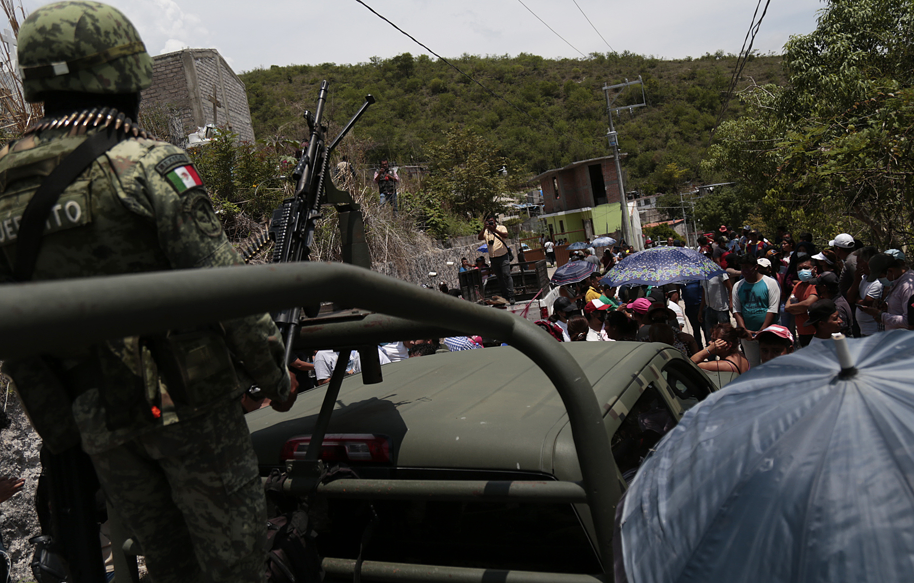 Pobladores de Petaquillas detienen convoy militar en Chilpancingo, Guerrero