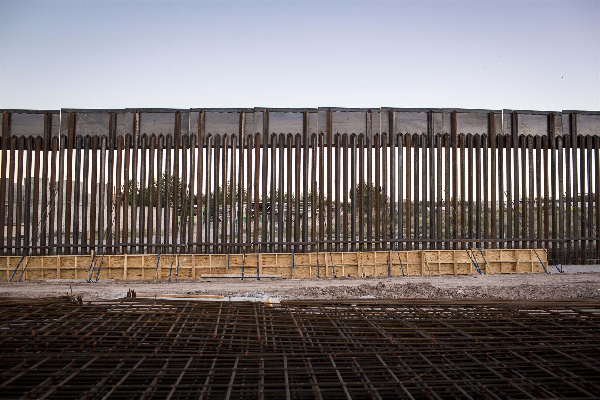 Migrante murió tras caer del muro entre México y EE.UU. Migrante murió tras caer del muro entre México y EE.UU.