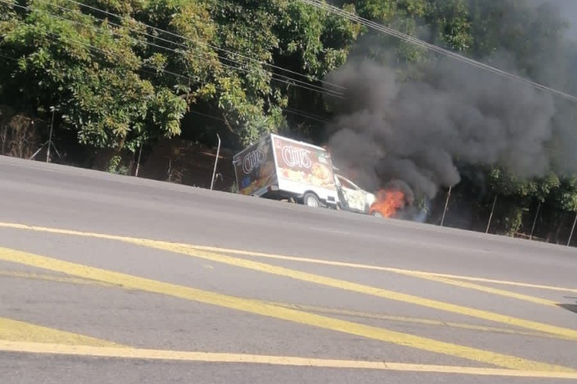 Fuerzas federales y de Michoacán realizan operativo en Nuevo San Juan, Parangarícutiro; civiles queman vehículos Fuerzas federales y de Michoacán realizan operativo en Nuevo San Juan, Parangarícutiro; civiles queman vehículos