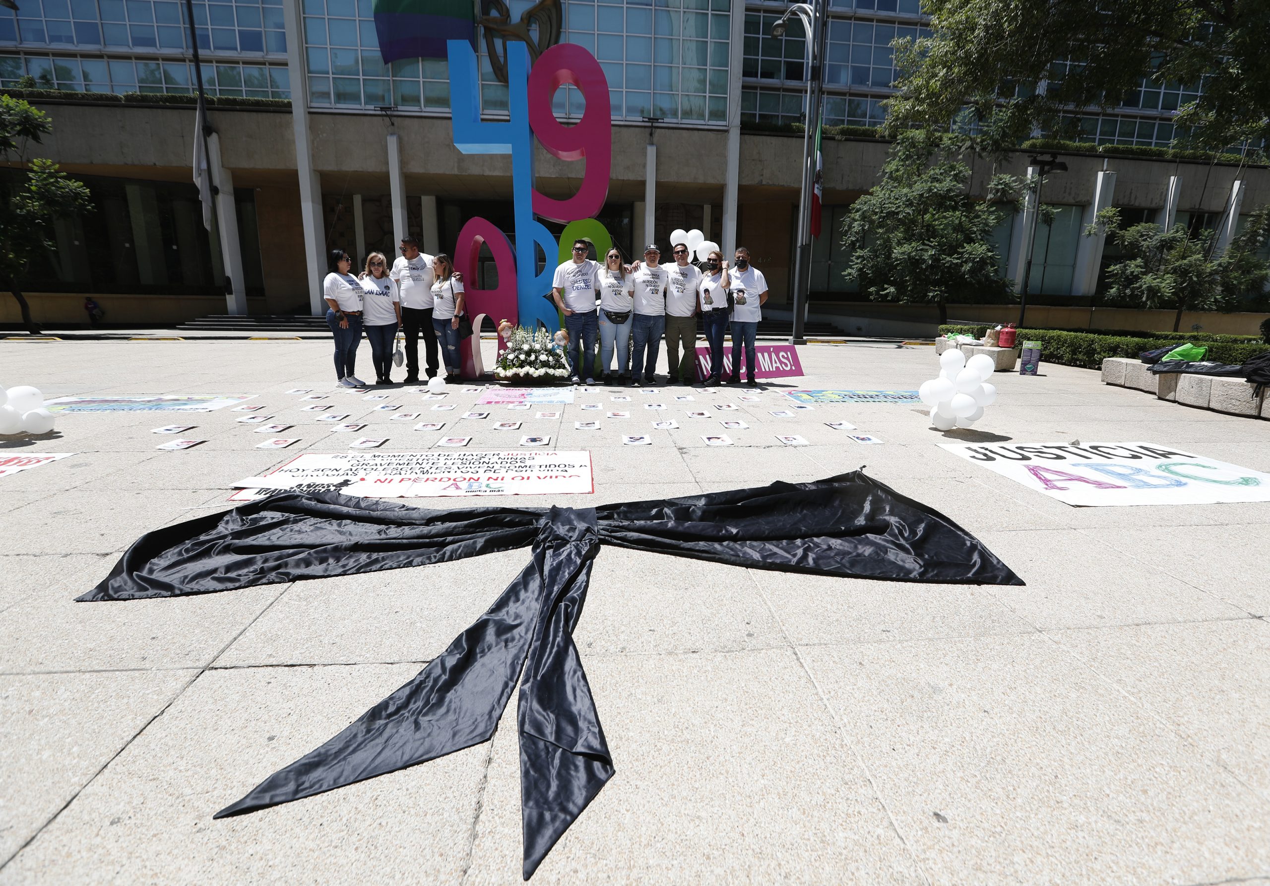 Padres de bebés víctimas de incendio en la guardería ABC realizan marcha