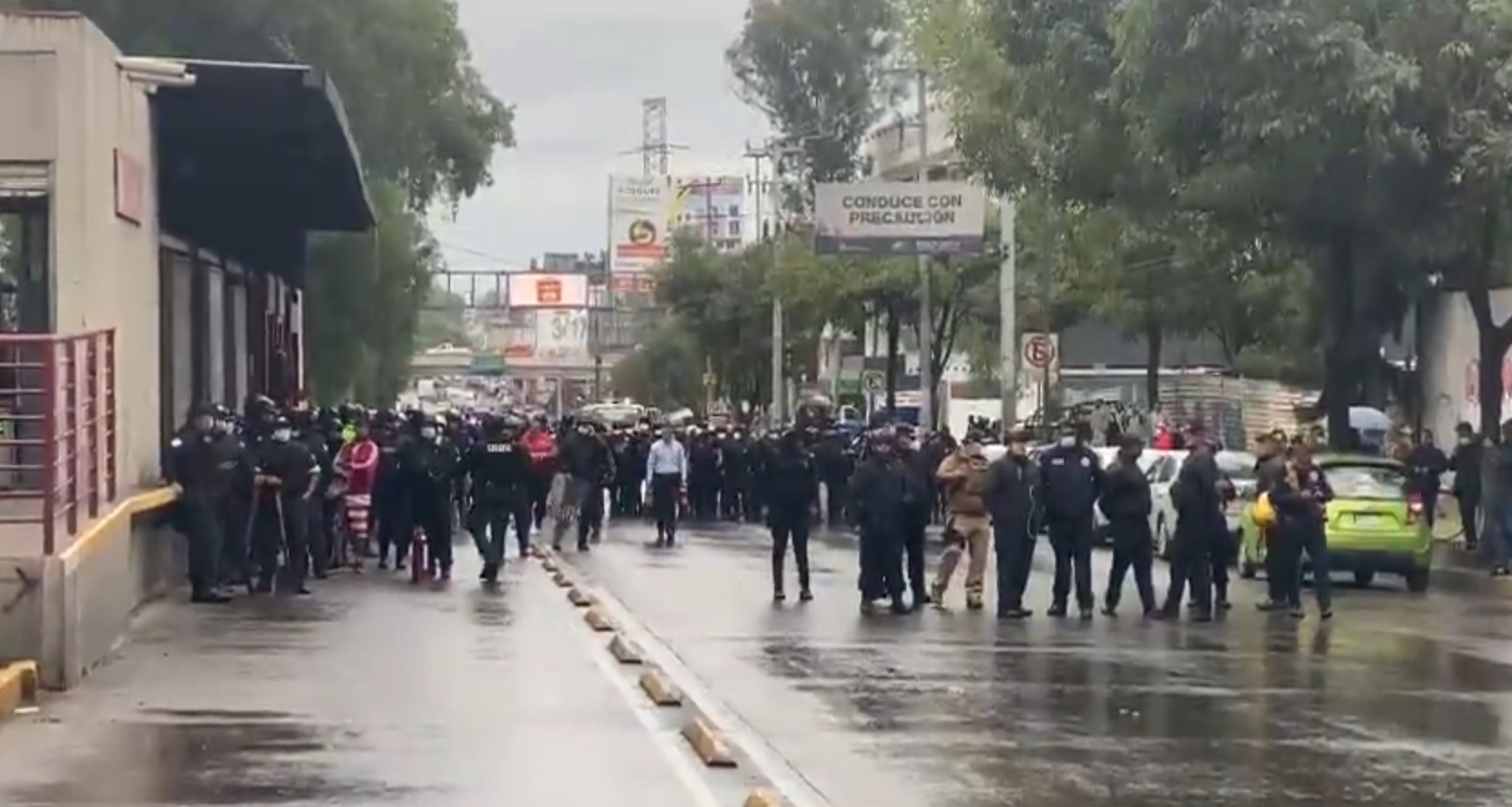 Padres de familia mantienen bloqueo sobre Vía José López Portillo, en Ecatepec Padres de familia mantienen bloqueo sobre Vía José López Portillo, en Ecatepec