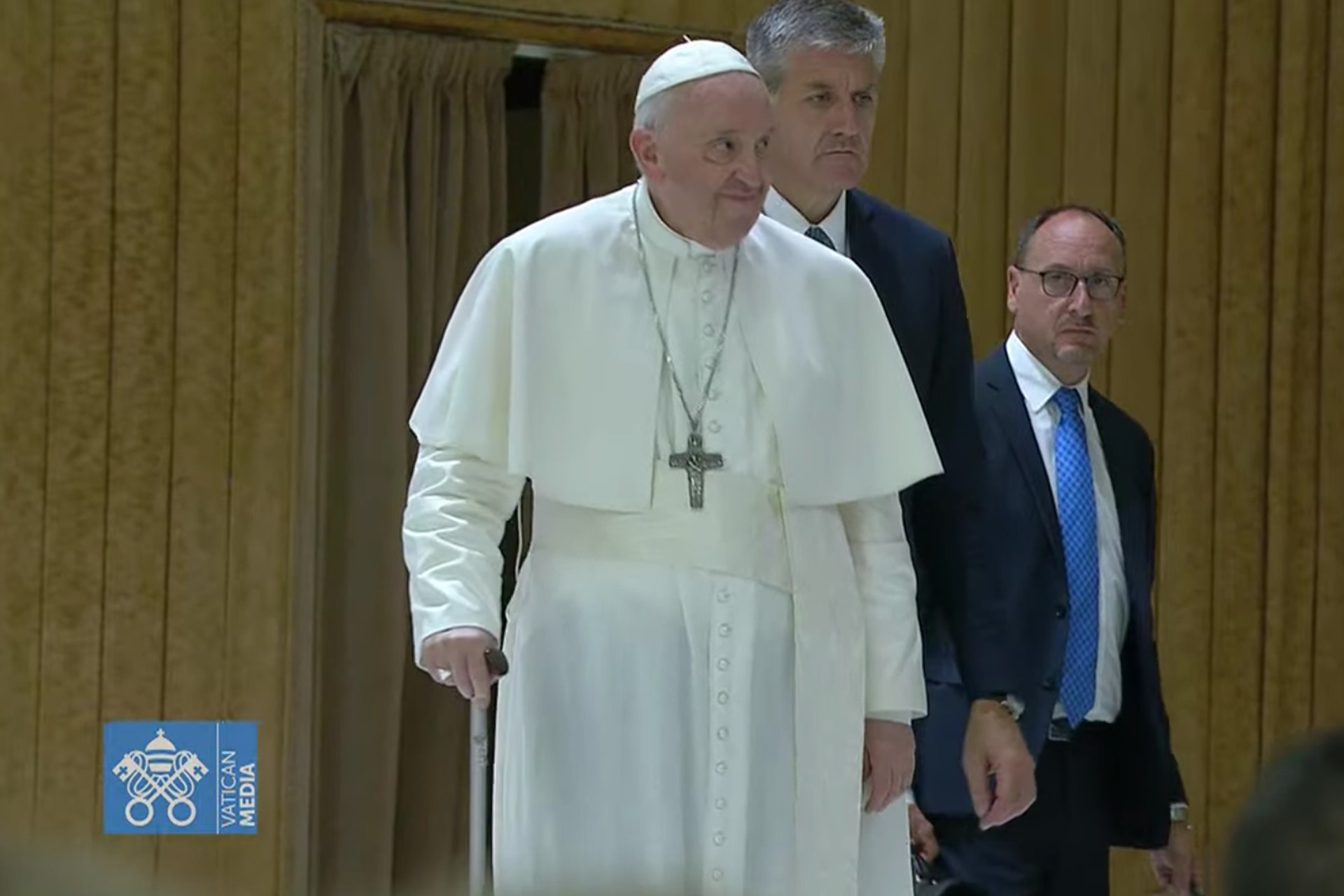 Papa Francisco se mueve ya sin la silla de ruedas y con la ayuda de un bastón Papa Francisco se mueve ya sin la silla de ruedas y con la ayuda de un bastón