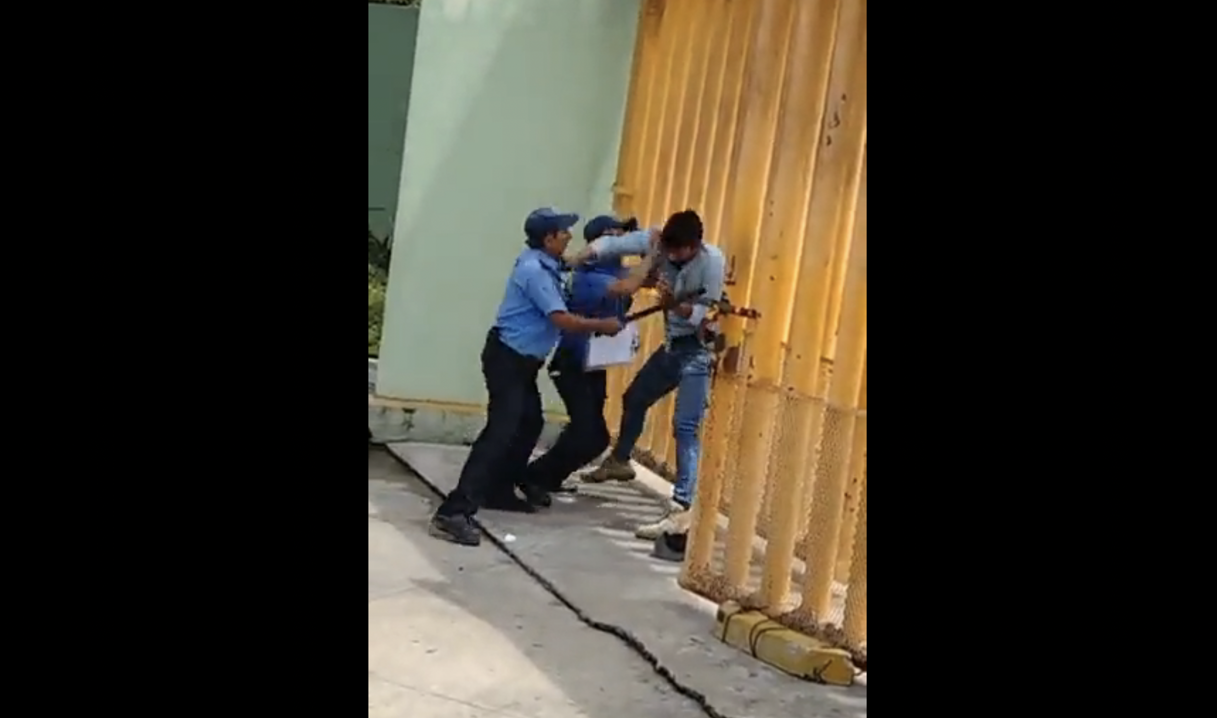 #Video Elementos de vigilancia agreden a estudiante en Villahermosa, Tabasco