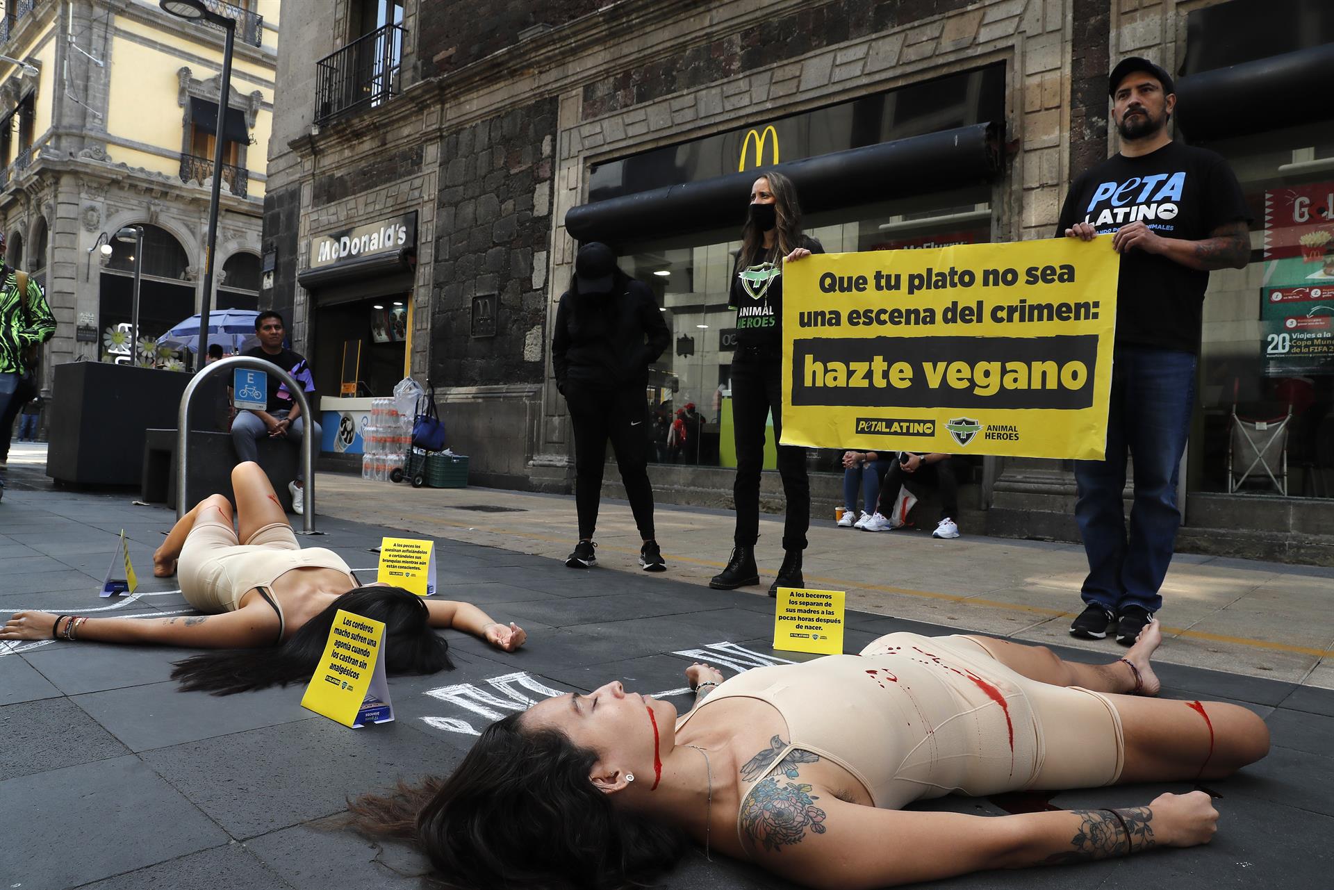 Activistas muestran sufrimiento de animales con “performance” en CDMX Activistas muestran sufrimiento de animales con “performance” en CDMX