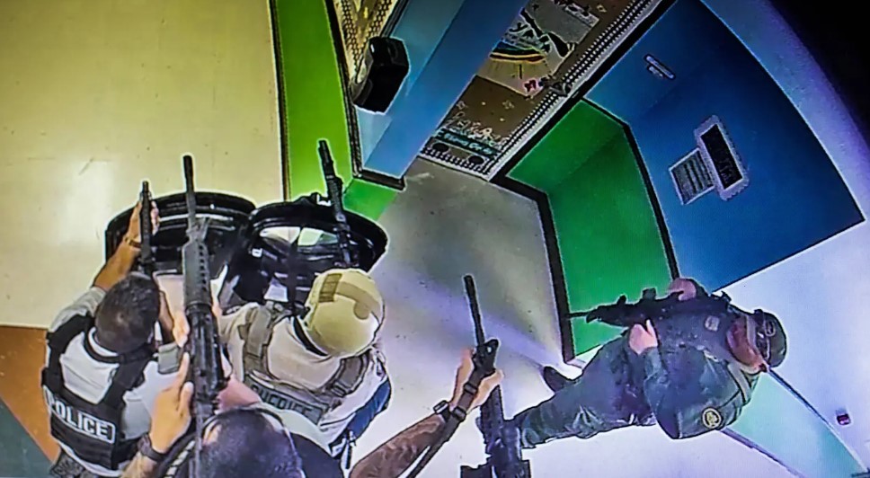 #Video Policías esperaron casi una hora en pasillo de primaria de Uvalde durante tiroteo #Video Policías esperaron casi una hora en pasillo de primaria de Uvalde durante tiroteo