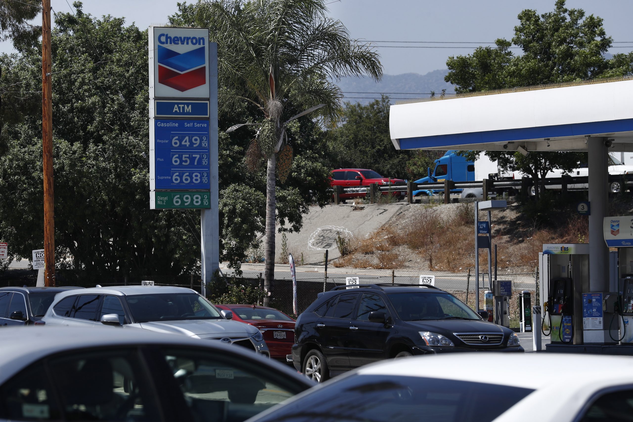Precio de la gasolina en EE.UU. llega a cinco dólares por galón y rompe récord Precio de la gasolina en EE.UU. llega a cinco dólares por galón y rompe récord