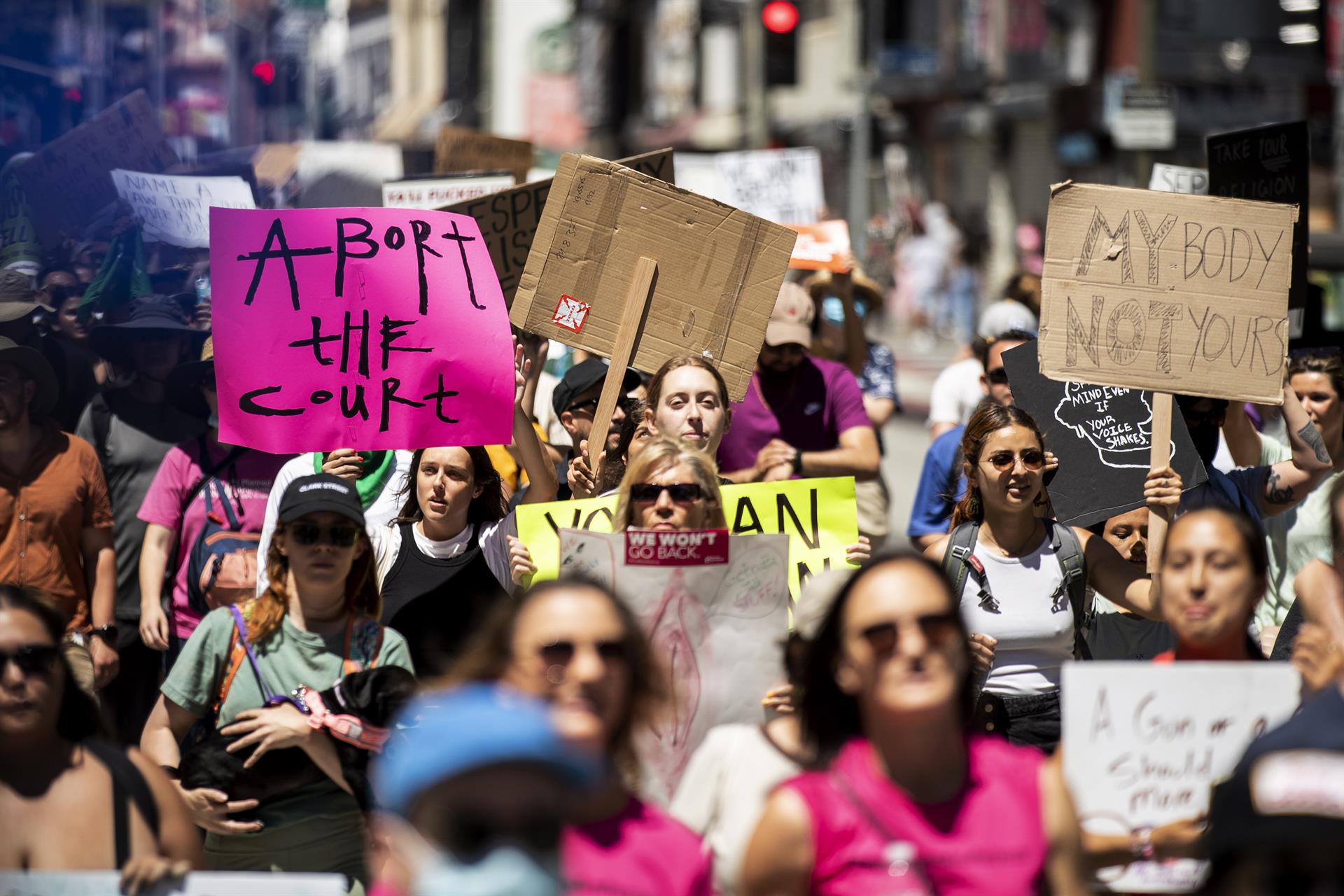 EE.UU. vive otra jornada de protestas y sigue en shock tras fallo del aborto