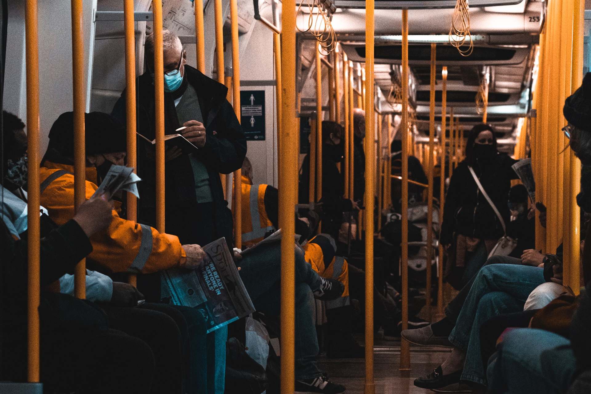 Reino Unido detecta señales de nuevo repunte en casos de COVID-19