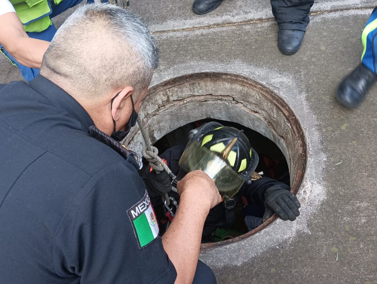 Rescatan a trabajadora de limpia tras caer a registro sin tapa en CDMX Rescatan a trabajadora de limpia tras caer a registro sin tapa en CDMX