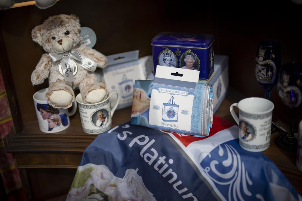 Reino Unido celebra por todo lo alto los 70 años del reinado de Isabel II - souvenirs-por-el-jubileo-de-platino-de-la-reina-isabel-1024x683