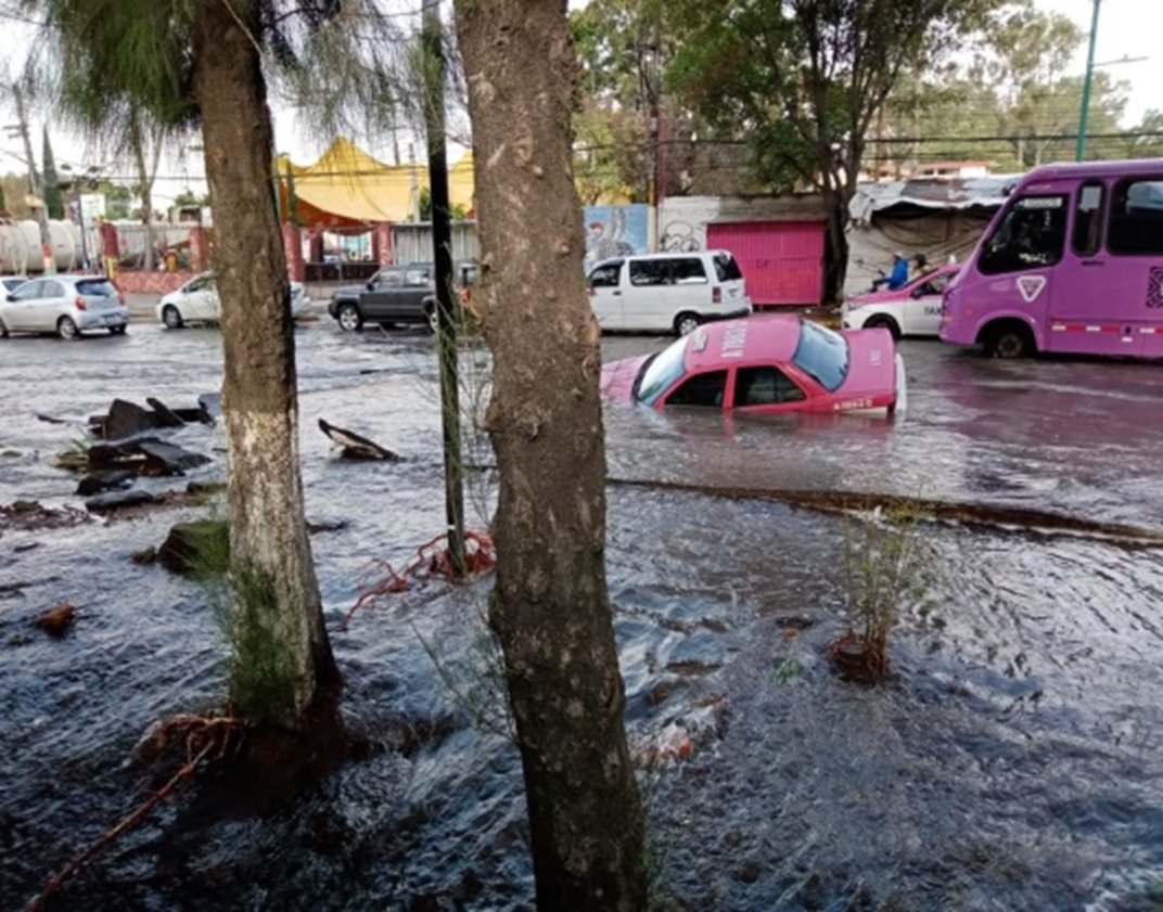 Megafuga de agua causa socavón e inundación en alcaldía Iztapalapa Megafuga de agua causa socavón e inundación en alcaldía Iztapalapa