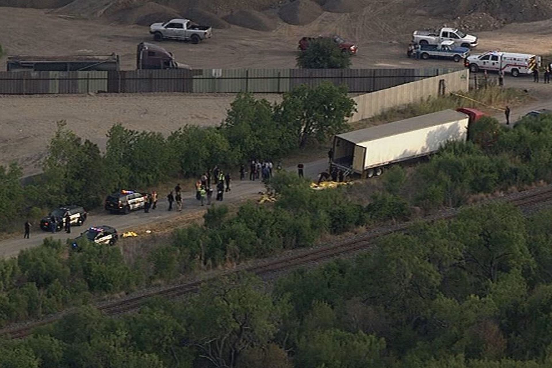 Aumenta a 53 la cifra de migrantes muertos en tráiler de Texas