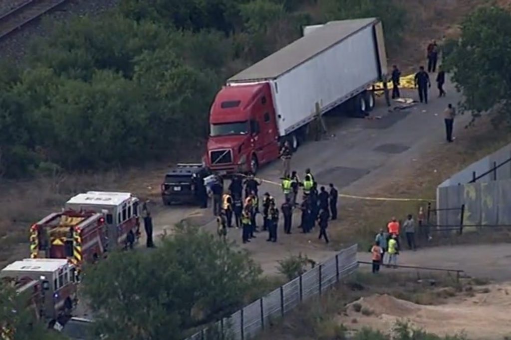 SRE confirma que 26 migrantes mexicanos murieron en tráiler en Texas - trailer-migrantes-san-antonio-texas-2-1024x683