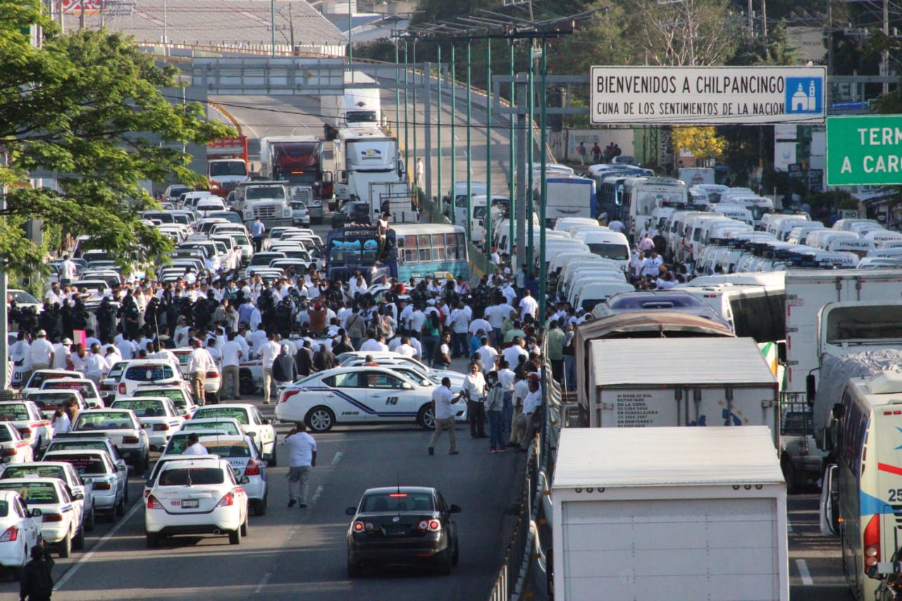 Transportistas bloquean la Autopista del Sol en exigencia de seguridad Transportistas bloquean la Autopista del Sol en exigencia de seguridad