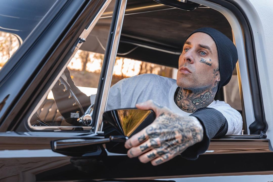 Hospitalizan a Travis Barker en Los Ángeles por pancreatitis