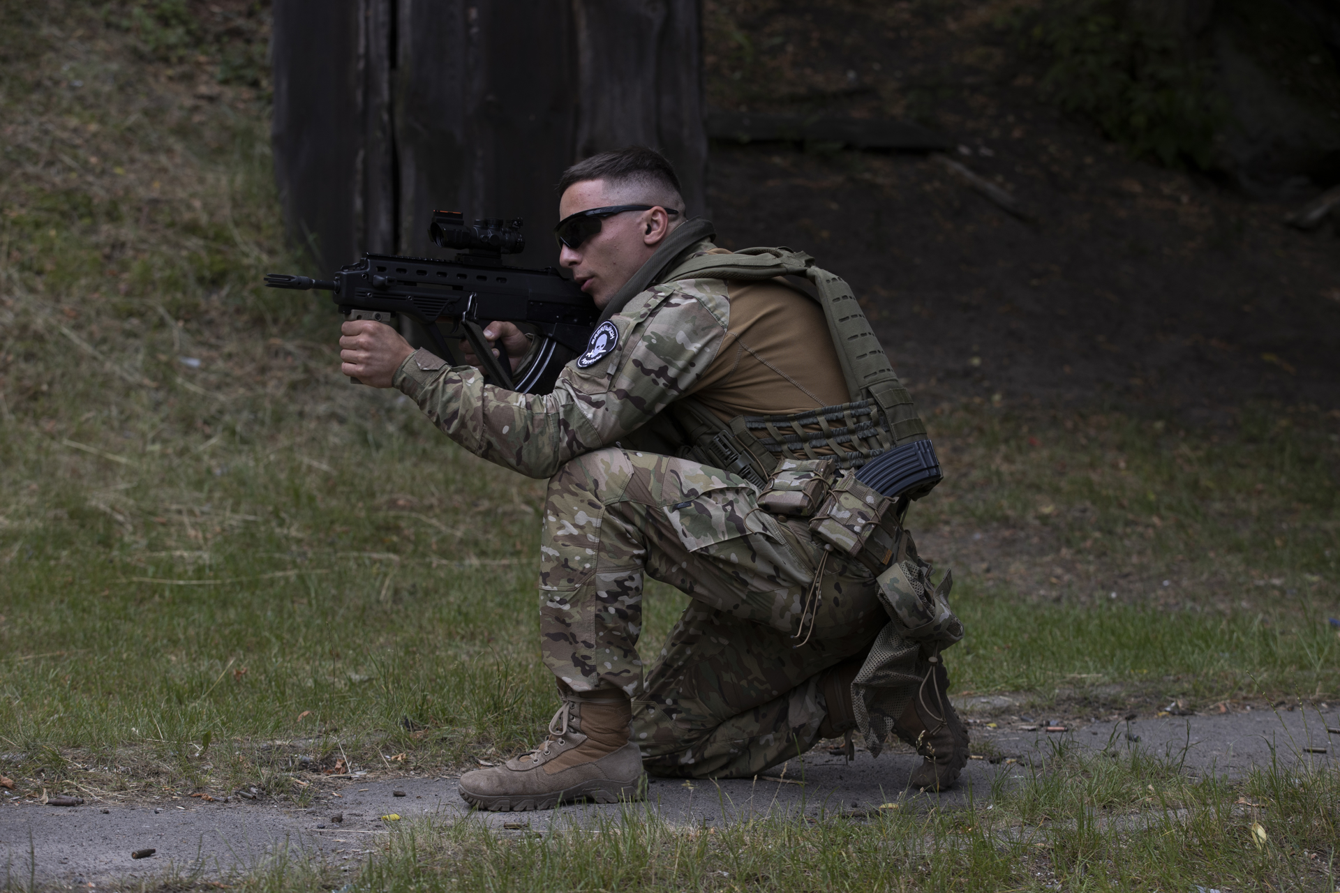 Un entrenamiento con voluntarios ucranianos: Sobran efectivos, faltan armas