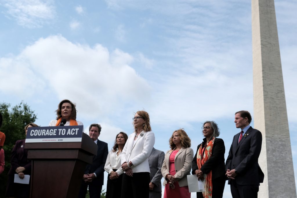 Un mar de flores, un mar de muertos por la violencia armada en Estados Unidos - un-mar-de-flores-un-mar-de-muertos-por-la-violencia-armada-en-estados-unidos-2-1024x683