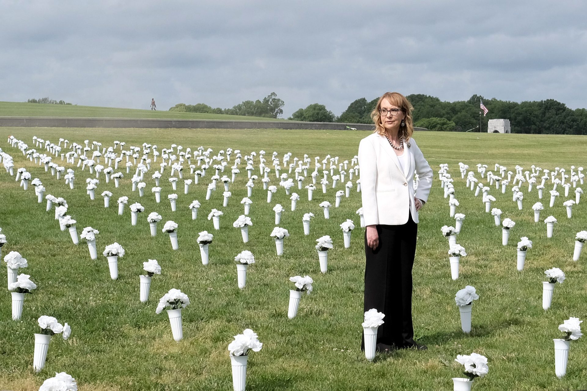 Un mar de flores, un mar de muertos por la violencia armada en Estados Unidos Un mar de flores, un mar de muertos por la violencia armada en Estados Unidos